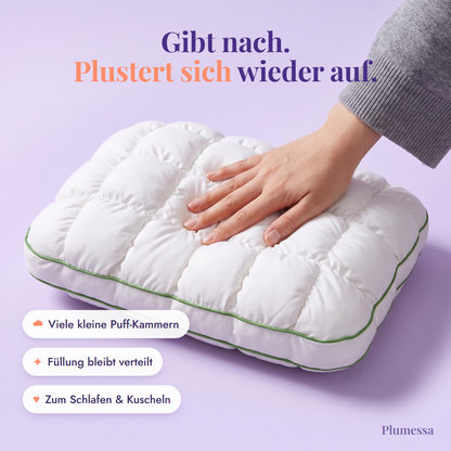 Hand drückt in das weiche Marshmallow-Kissen
